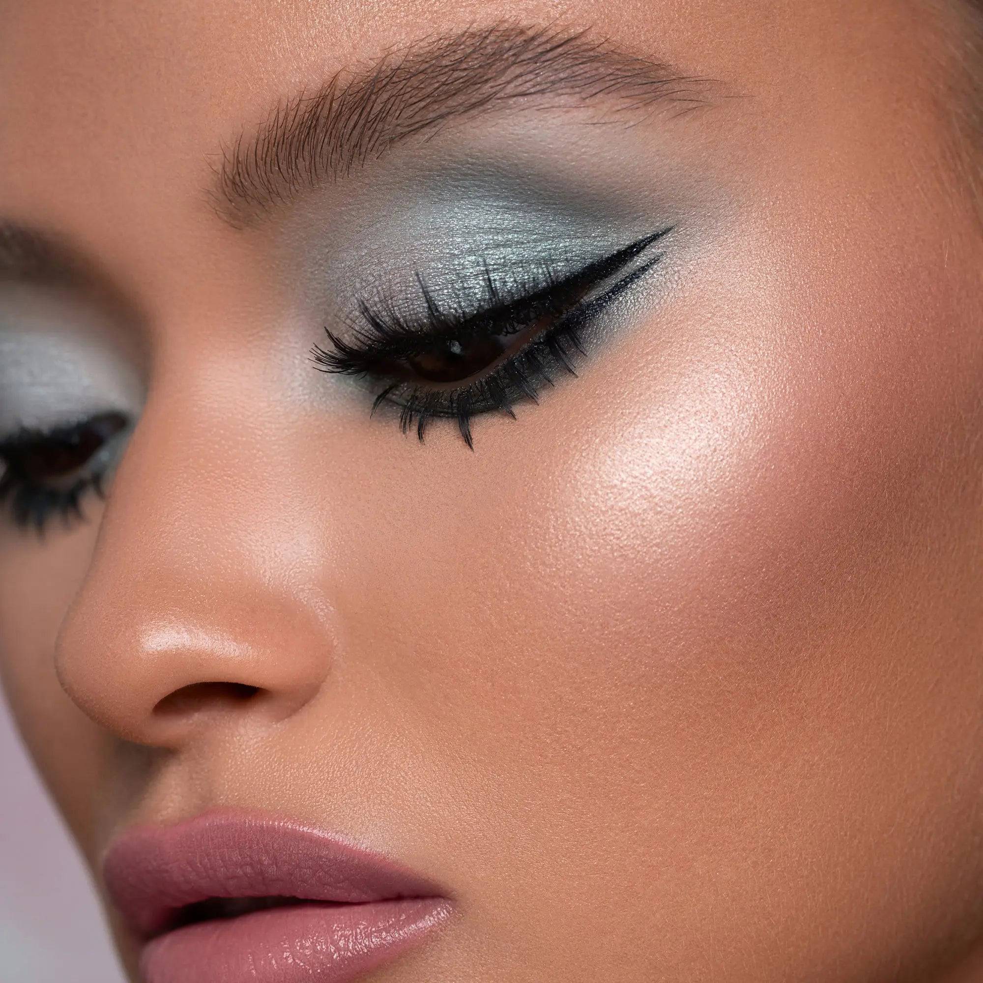 243-retro-glam-eyeshadow-palette-10.jpg RETRO GLAM EYESHADOW PALETTE