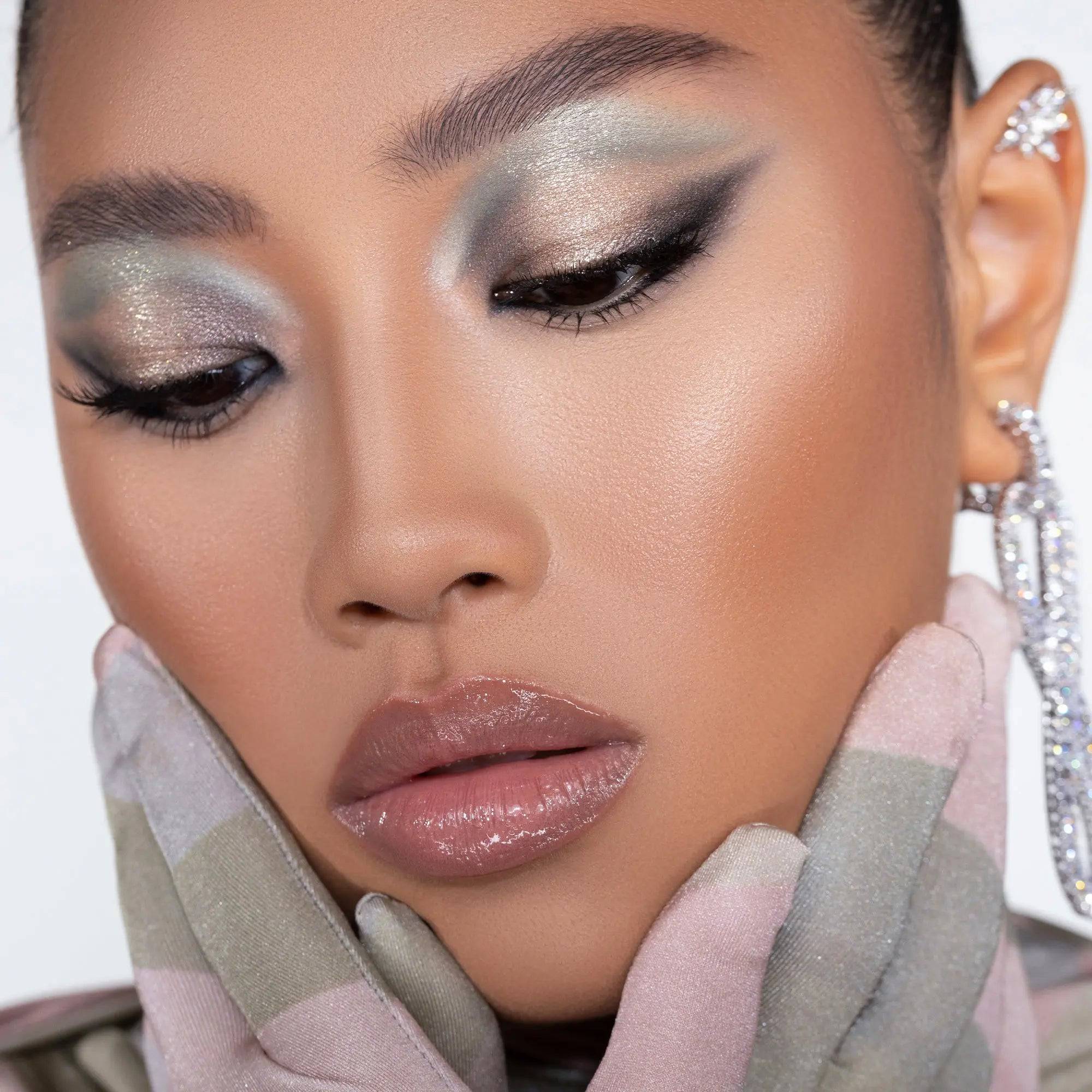 243-retro-glam-eyeshadow-palette-2.jpg RETRO GLAM EYESHADOW PALETTE